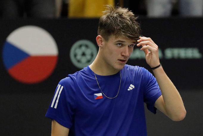 Jakub Menšík v zápase Davis Cupu se Srbskem