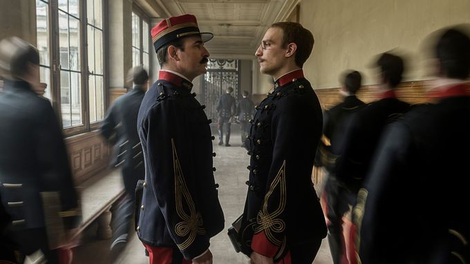Jean Dujardin hraje plukovníka Georgese Picquarta, Louis Garrel důstojníka Alfreda Dreyfuse.
