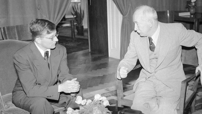 Prezident republiky Edvard Beneš (vpravo) přijal 3. června 1947 na Pražském hradě sovětského skladatele Dmitrije Šostakoviče.