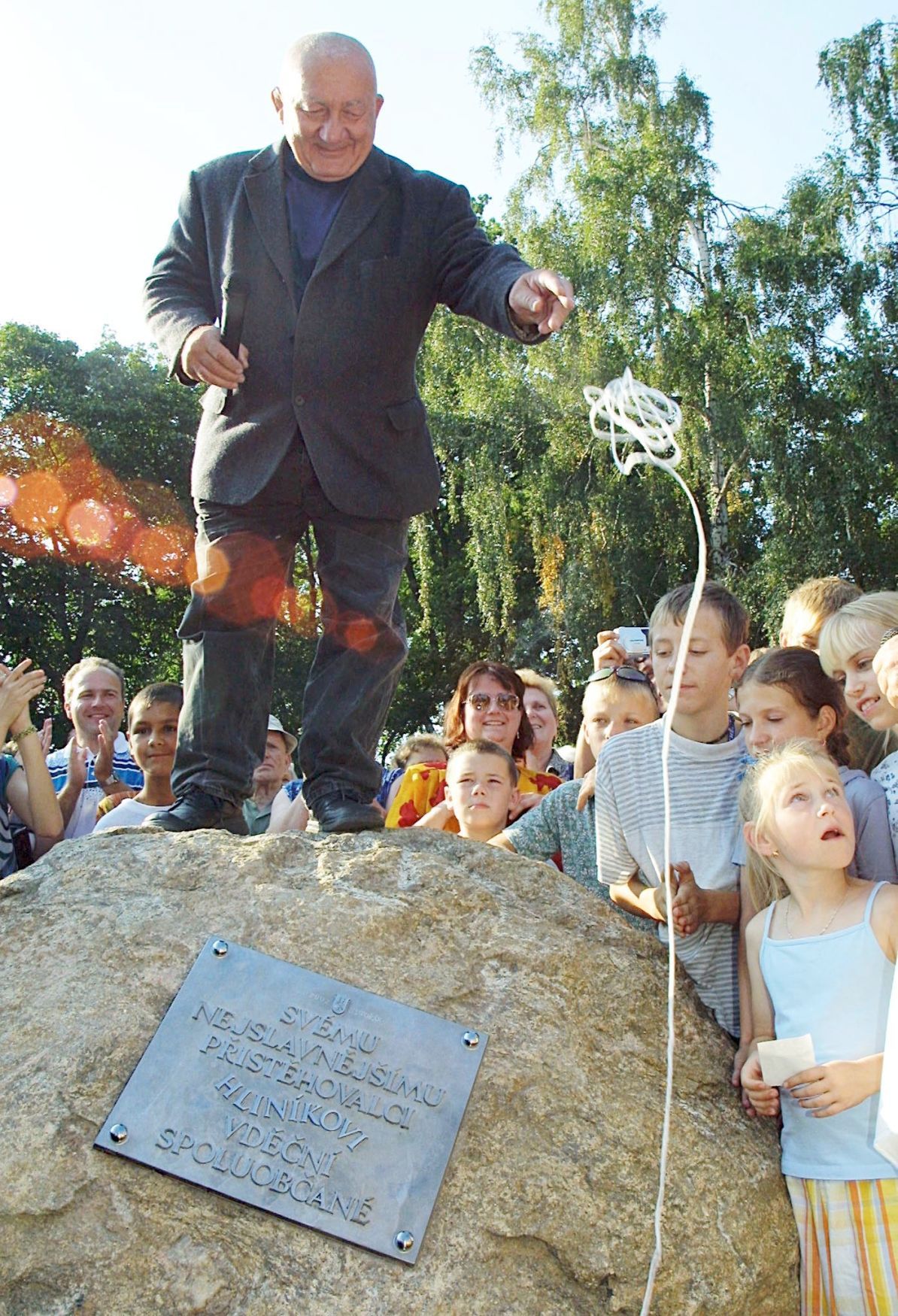 Zdeněk Srstka v Humpolci odhalil slavnostní desku Hliníkovi, fiktivní postavy z filmu Marečku, podejte mi pero! (2002)