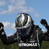 Valtteri Bottas z Mercedesu slaví triumf v GP Rakouska F1 2020