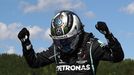 Valtteri Bottas z Mercedesu slaví triumf v GP Rakouska F1 2020