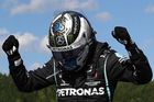 Valtteri Bottas z Mercedesu slaví triumf v GP Rakouska F1 2020