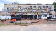 A takhle místo vypadá dnes. Zadní část kavárny zdobí graffiti a nápis "Black lives matter, Roma lives matter too".