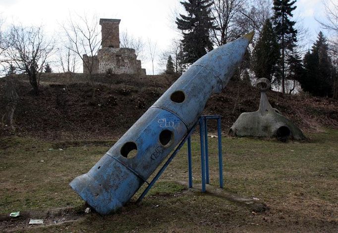 Betonová raketa pod zříceninou kostela svatého Urbana na dětském hřišti Jurije Gagarina v Karlových Varech