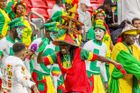 Angličané zchladili senegalské tance, Koundé na hřiště proklouzl ověšen zlatem