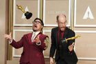 Režiséři Daniel Kwan a Daniel Scheinert se radují z Oscarů pro film Všechno, všude, najednou. Ten dostal ocenění pro nejlepší snímek roku, za scénář či za režii.