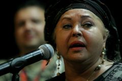 Zemřela královna romské hudby Esma Redžepová. Bojovnici za emancipaci romských žen bylo 73 let