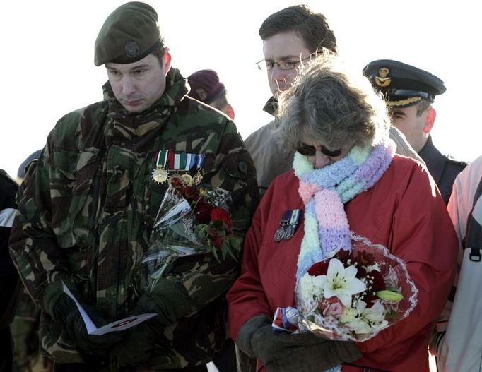 David Green, jehož bratr byl zabit během války o Falklandy v roce 1982 během minuty ticha za padlé v osadě Fitzroy na Falklandských ostrovech. Paul byl jedním z welšských strážníků na lodi Sir Galahad. Vedle něj stojí jeho matka, Anna Reidová.