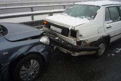 Na D1 se srazily desítky aut, kolona má přes 20 km