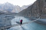 Pákistánským údolím kolem Karakoram Highway. Visutý a ne zrovna stabilní most, po kterém se s oblibou honí místní děti, zatímco turisté se opatrně šourají a nesnáší, když jim dětičky most rozhoupají...