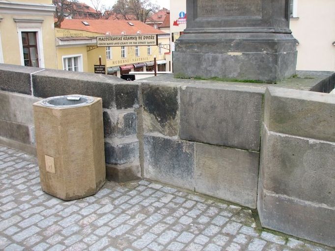 Inspekce upozorňuje na špatné osazení a osekání kamene