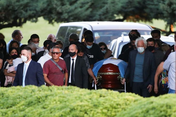 Friends and family carry the casket of soccer legend Diego Armando Maradona, at the cemetery in Buenos Aires, Argentina, November 26, 2020. REUTERS/Agustin Marcarian