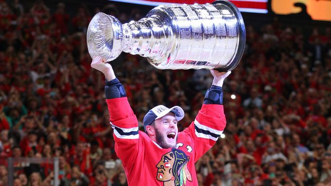 Stanley Cup je zase ve stejných rukou. Chicago ovládlo nejlepší hokejovou soutěž na světě už potřetí za posledních šest let. Jonathan Toews takhle trofej zvedal nad hlavu i v letech 2010 a 2013.