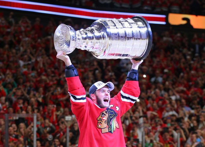 Kapitán Chicaga zvedl nad hlavu už potřetí za posledních šest let Stanley Cup.