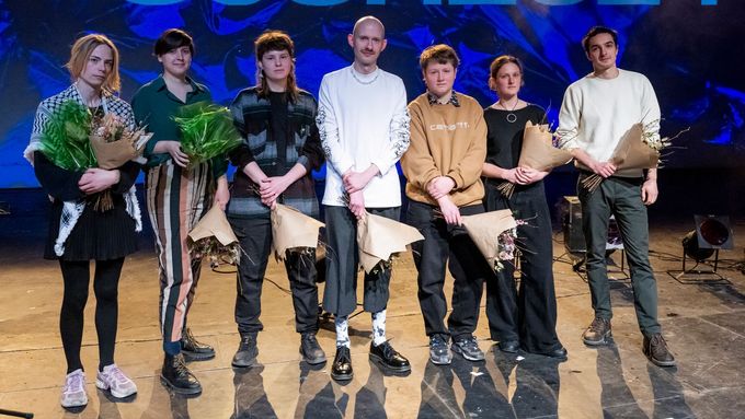 Na snímku jsou letošní laureáti Chalupeckého ceny: zleva členové kolektivu No Fun, Judita Levitnerová a Oskar Helcel.