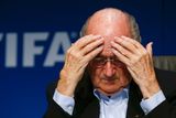 I když byl Sepp Blatter letos v květnu znovu zvolen prezidentem FIFA, skandál nakonec neustál ani on a krátce nato rezignoval. Světový fotbal tak čekají další volby prvního muže.