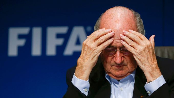 Připomeňte si s námi rušný týden světového fotbalu, který vedl k  úterní rezignaci znovu zvoleného prezidenta FIFA Seppa Blattera.