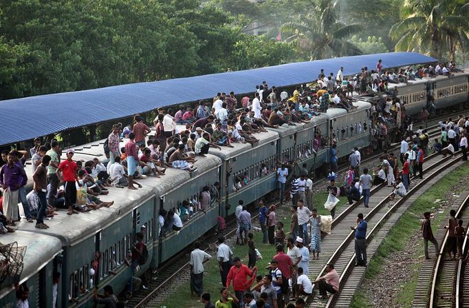 Poněkud jste někdy mívali výhrady ke stavu železniční dopravy v ČR, tak nelze vyloučit, že po zhlédnutí těchto fotografií z Bangladéže, můžete být ještě rádi, že u nás na železnici takové poměry nepanují.