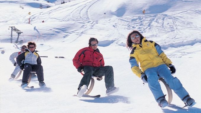Kromě lyží lze i na horách okusit trochu exotiky a zkusit spadnout třeba ze skibobů.