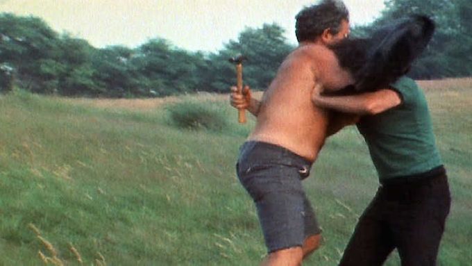 Ve filmu Maidstone Rip Torn slavně napadl Normana Mailera kladivem.