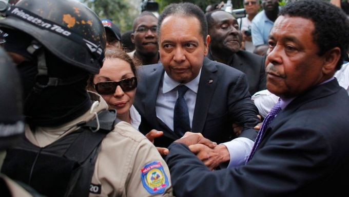Duvalier se svou ženou Veronique Royovou odchází od soudu