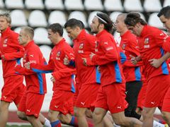 Příprava na Polsko a Slovinsko. Fotbaloví reprezentanti se rozběhávají na stadioně na Strahově.