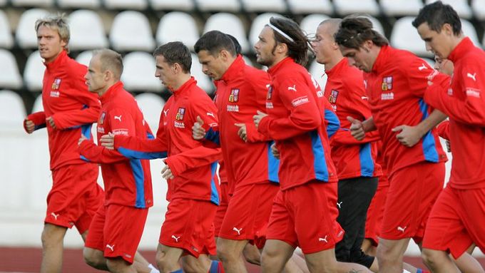 Příprava na Polsko a Slovinsko. Fotbaloví reprezentanti se rozběhávají na stadioně na Strahově.