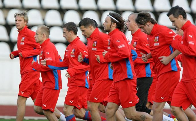 Příprava na Polsko a Slovinsko. Fotbaloví reprezentanti se rozběhávají na stadioně na Strahově.