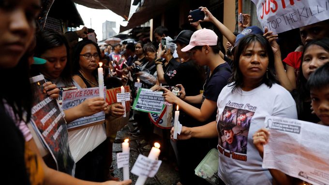 Filipínci protestují proti krvavému tažení prezidenta Rodriga Duterteho proti drogám.
