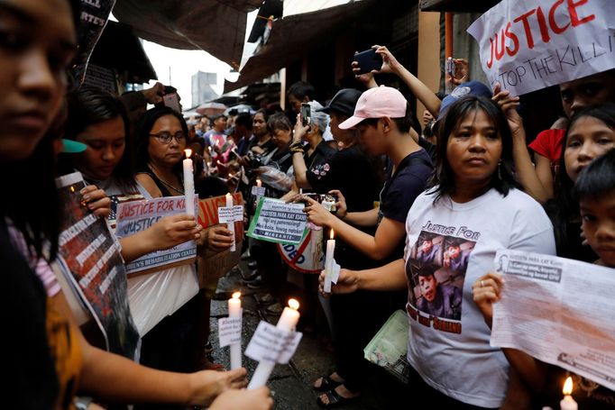 Filipínci protestují proti krvavému tažení prezidenta Rodriga Duterteho proti drogám.