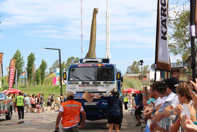 Favority mezi mastodonty jsou tradičně Kamazy. Brontosaurus na fotce není součástí auta, na účastníky shlížel z výšky, patřil k areálu výstaviště.