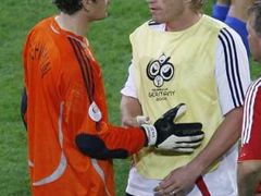 Oba reprezentační gólmani Německa - Jens Lehmann (vlevo) a Oliver Kahn po prohraném semifinále MS proti Argentině.
