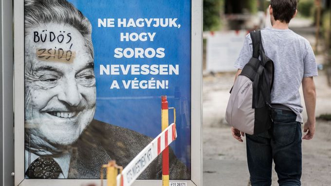 Budapešť billboardovou kampaň proti finančníkovi Georgi Sorosovi nakonec stáhla.