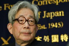 Zemřel japonský laureát Nobelovy ceny za literaturu a aktivista Kenzaburó Óe