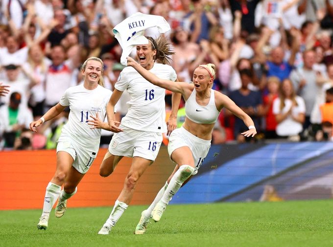 Chloe Kellyová oslavila striptýzem gól, kterým ve 110. minutě prodloužení finále MS v kopané žen rozhodla o titulu pro Anglii