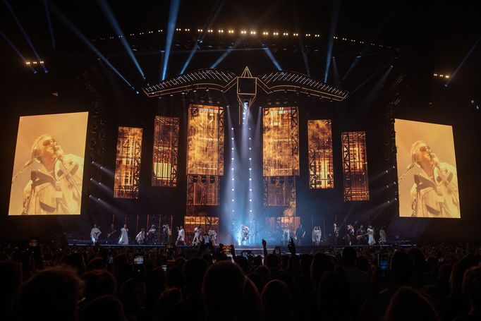 Zpěvák Robbie Williams během svého nedělního koncertu v pražské O2 areně.