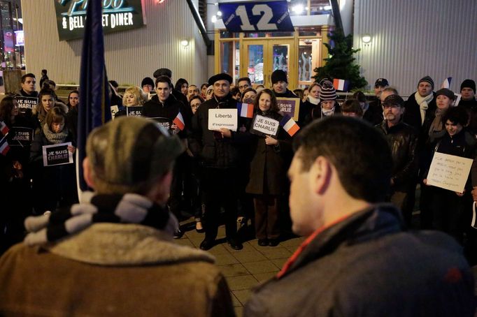 Pietní akce před francouzským konzulátem v Seattlu ve Washingtonu