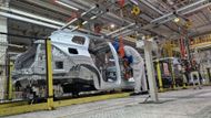 Lisovna je téměř kompletně automatizovaná, na výrobní lince se střídají dvě směny po 450 pracovnících.