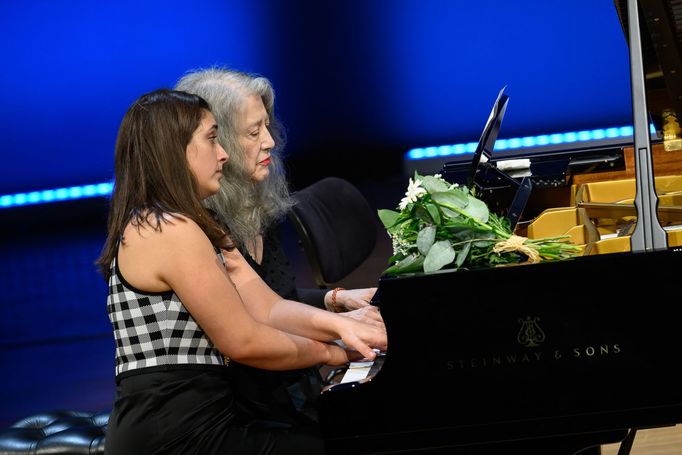 Martha Argerich (vzadu) a Sophie Pacini na festivalu Dvořákova Praha.