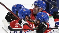 Čeští hokejisté slaví gól v zápase s Velkou Británii na MS 2022