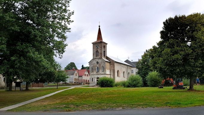 Z Hošťky je dnes upravená obec, nové silnice, vodovod, kanalizace, upravené domy, obchod, kostel. Jen za základní škola tu bude chybět.