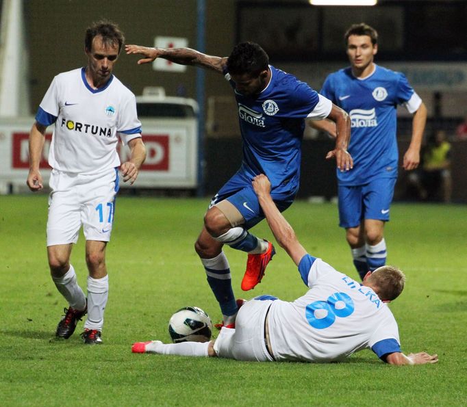 Fotbalista Sergej Ljulka ze Slovanu Liberec drží za dres Giuliana v utkání Evropské ligy s Dněprem Dněpropetrovsk. Vlevo je sleduje Tomáš Janů.