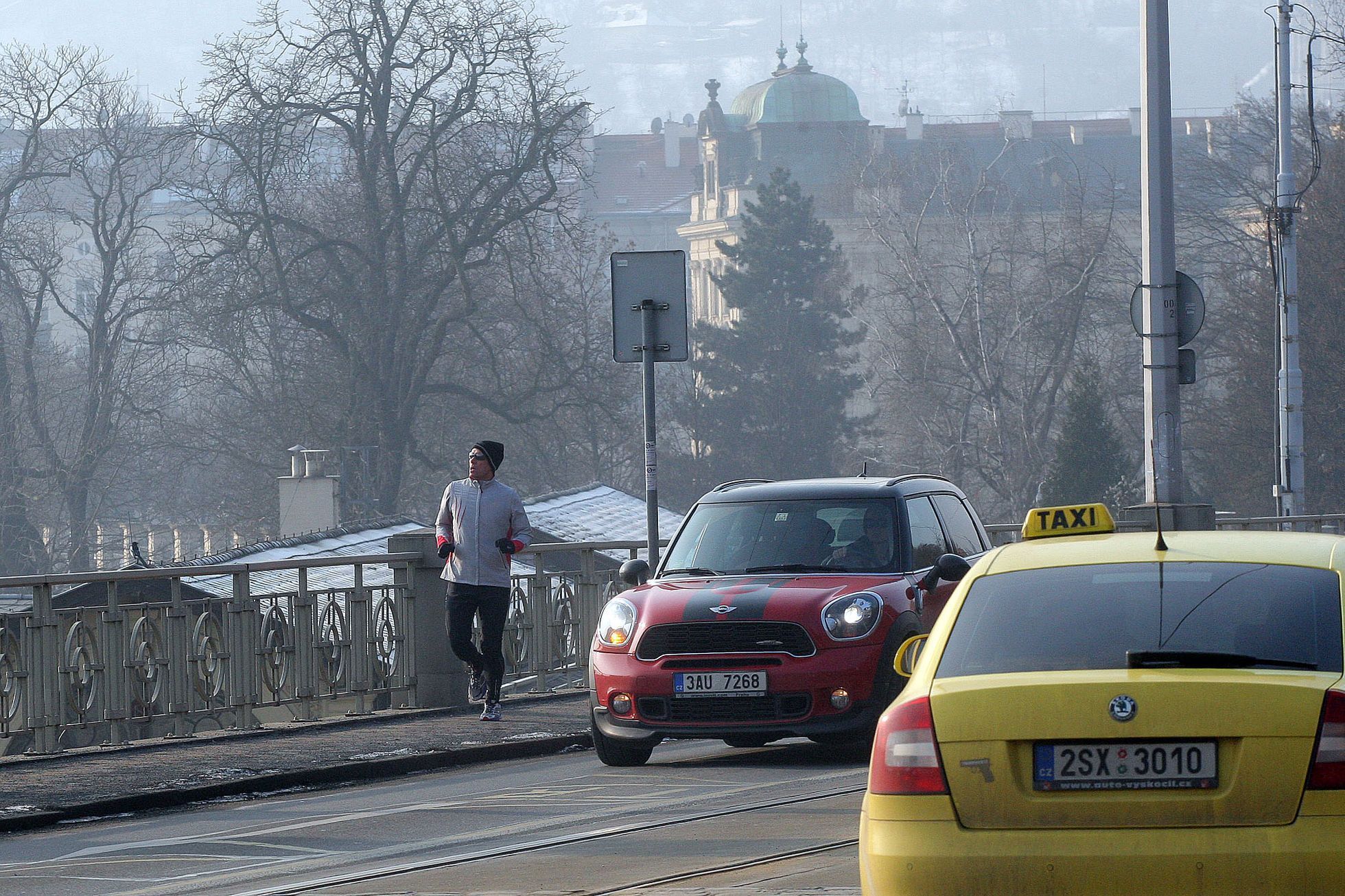 Praha ve smogu zahalena