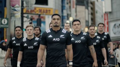Novozélandský ragbyový tým ve vtipné reklamě sráží lidi na ulici k zemi