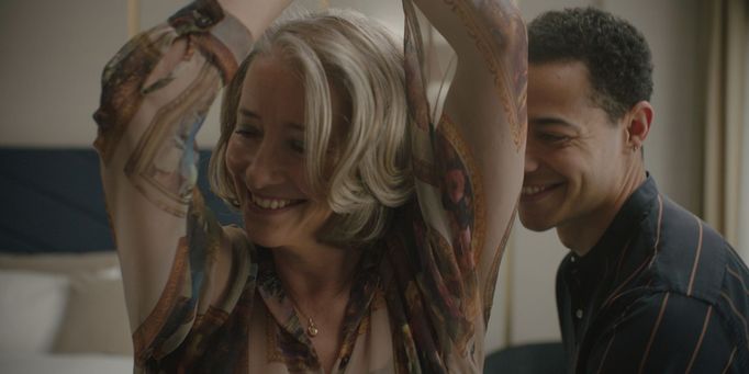 Emma Thompsonová jako Nancy a Daryl McCormack v roli Lea.