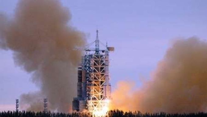 Čínská raketa Šen-čou startuje do vesmíru.