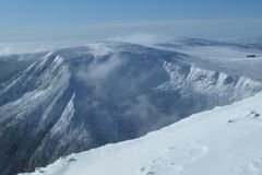 Skialpinisté strhli v Krkonoších lavinu, sedmnáctiletý pod ní zemřel, další se zranil