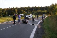 Mladá řidička nedala motorce přednost, motorkář zemřel