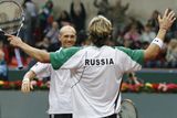 Ruští tenisté Nikolaj Davyděnko (vzadu) a Igor Andrejev se radují z výhry nad českým párem Štěpánek, Vízner.